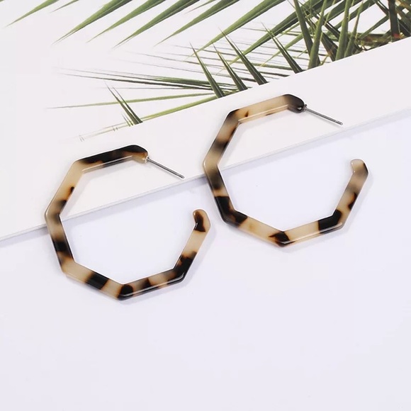 ✨1 left!✨ Leopard Resin Hoop Earrings - Picture 4 of 5